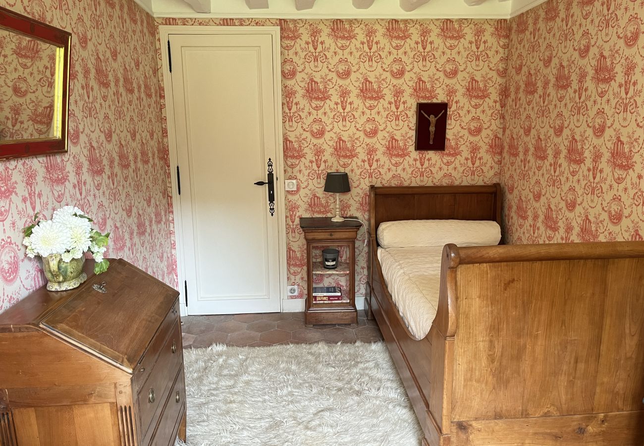 Chambre, lit simple, commode