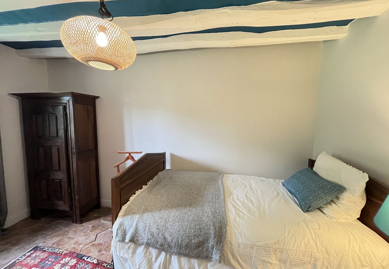 Chambre, lit simple, armoire