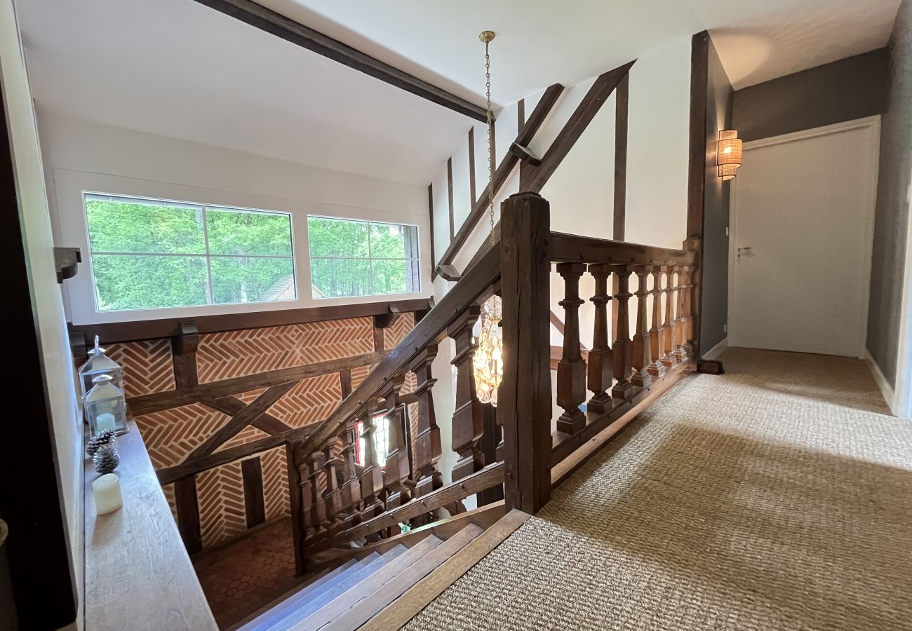 Cage d'escalier, chambres, ancien