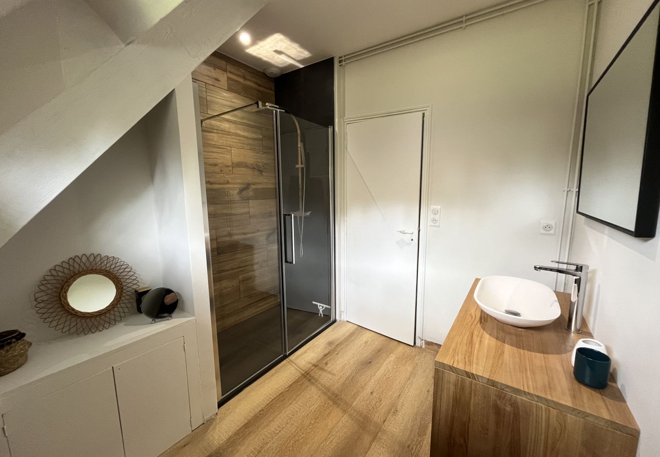 Salle d'eau, moderne, meuble vasque, douche