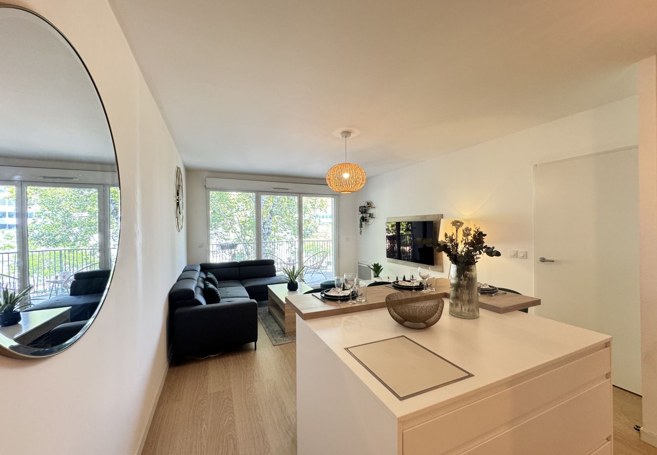 Salon séjour avec cuisine ouverte, canapé-lit, balcon, tv, wifi