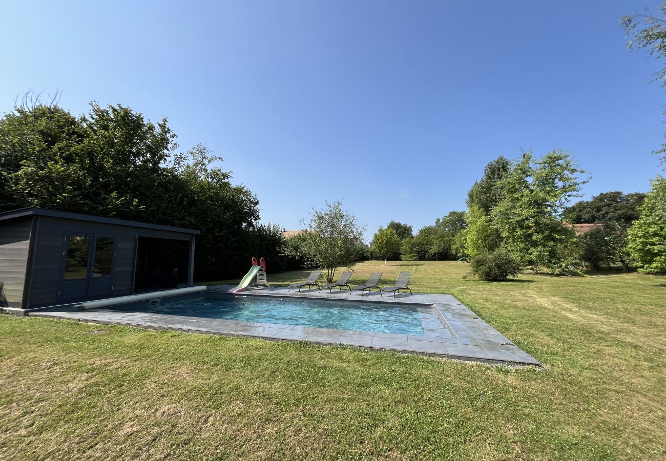 Maison à Domfront-en-Champagne - L'Oasis Familiale - Piscine - Parking - 10p