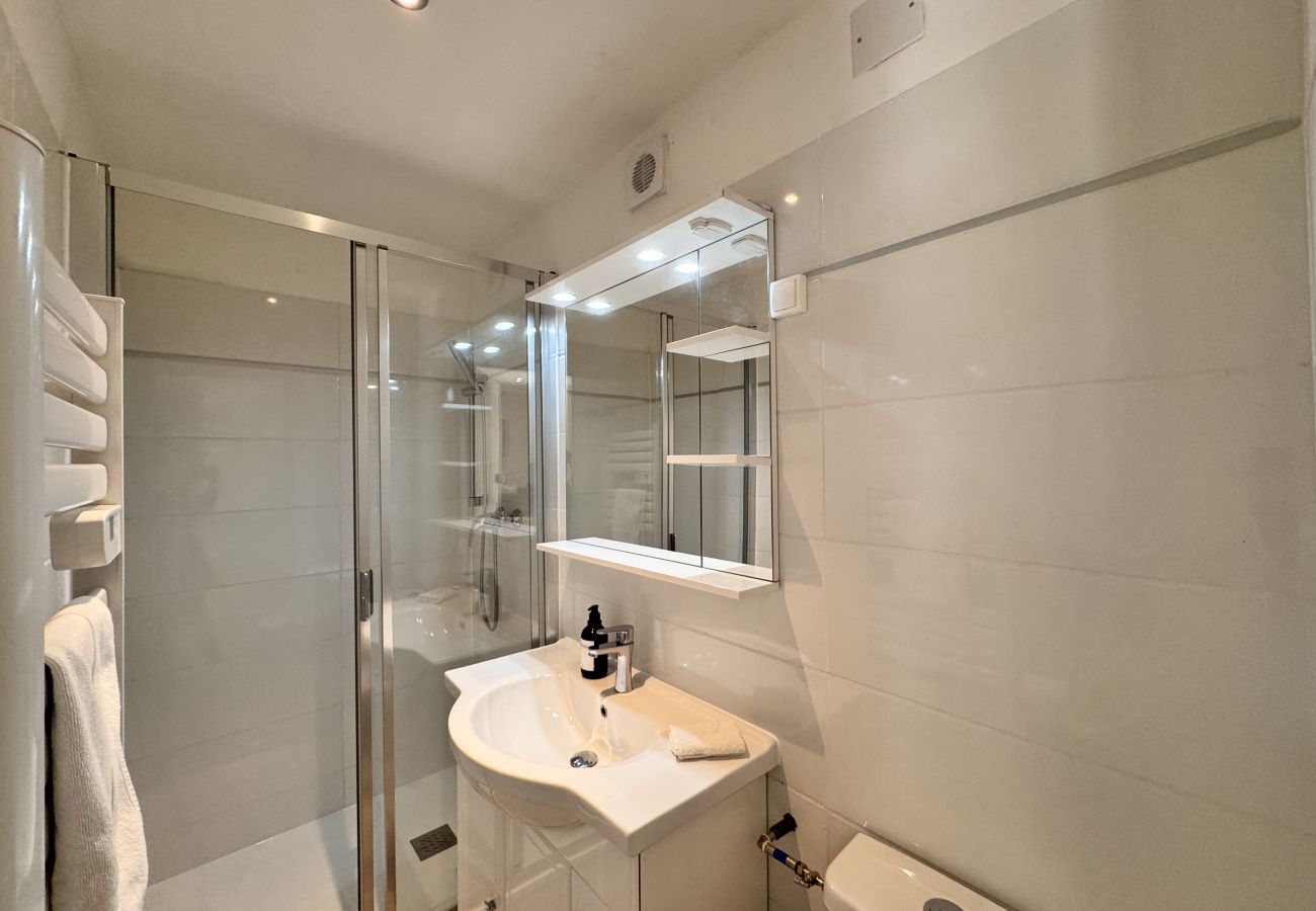 Salle d'eau avec WC. 