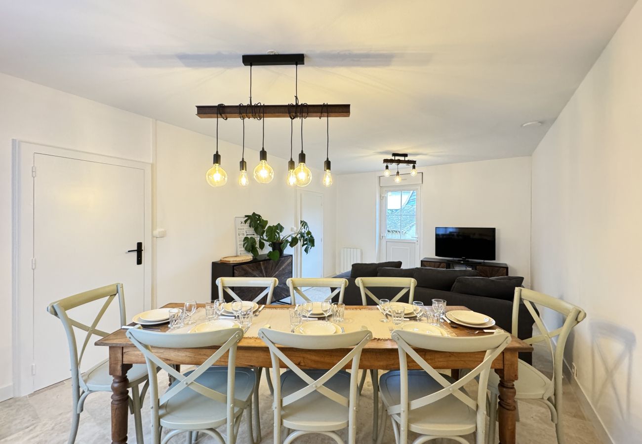 Pièce de vie avec salon ou salle à manger. 