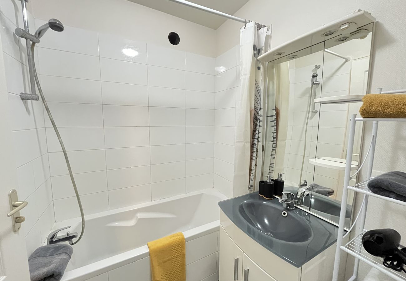 Salle de bain et serviettes à votre disposition. 