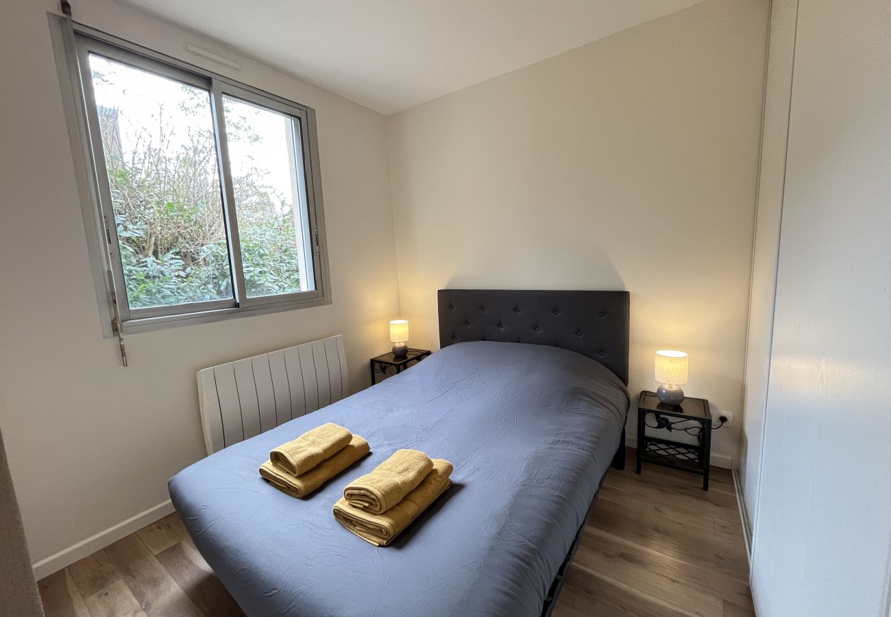 Chambre lumineuse avec dressing. 
