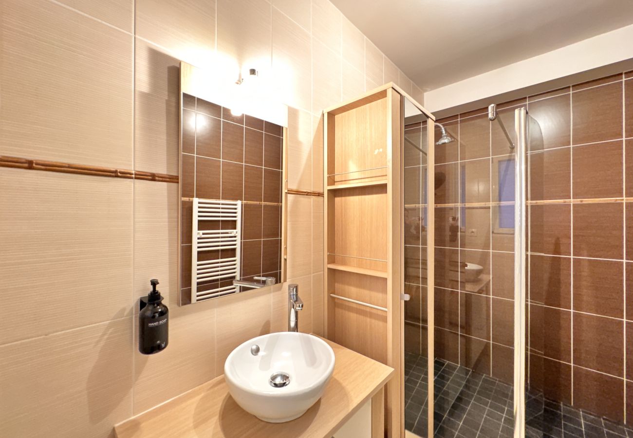 Salle d'eau avec douche. 