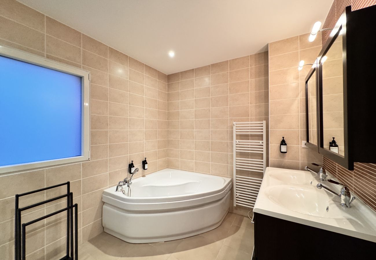 Douche et baignoire. 