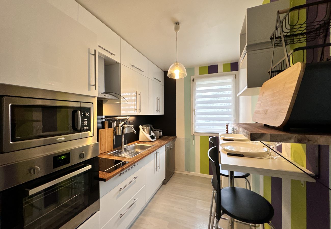 Espace repas pour 2 personnes. 