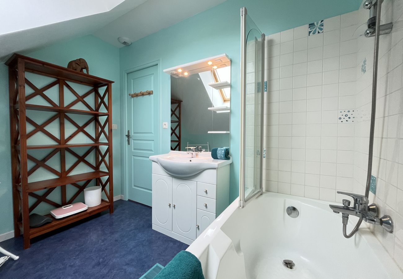 Salle de bain avec baignoire. 