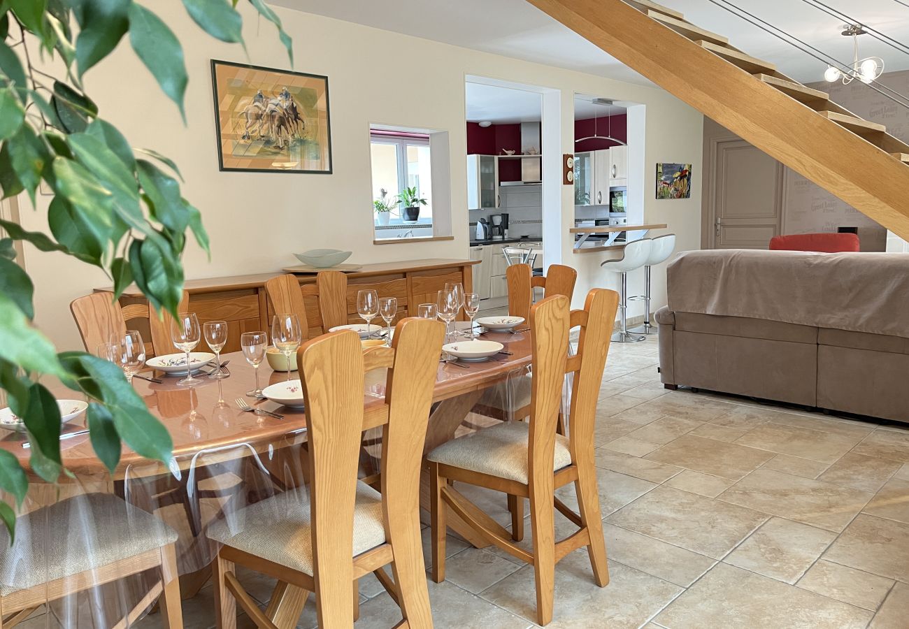 Salle à manger pour 8 personnes. 