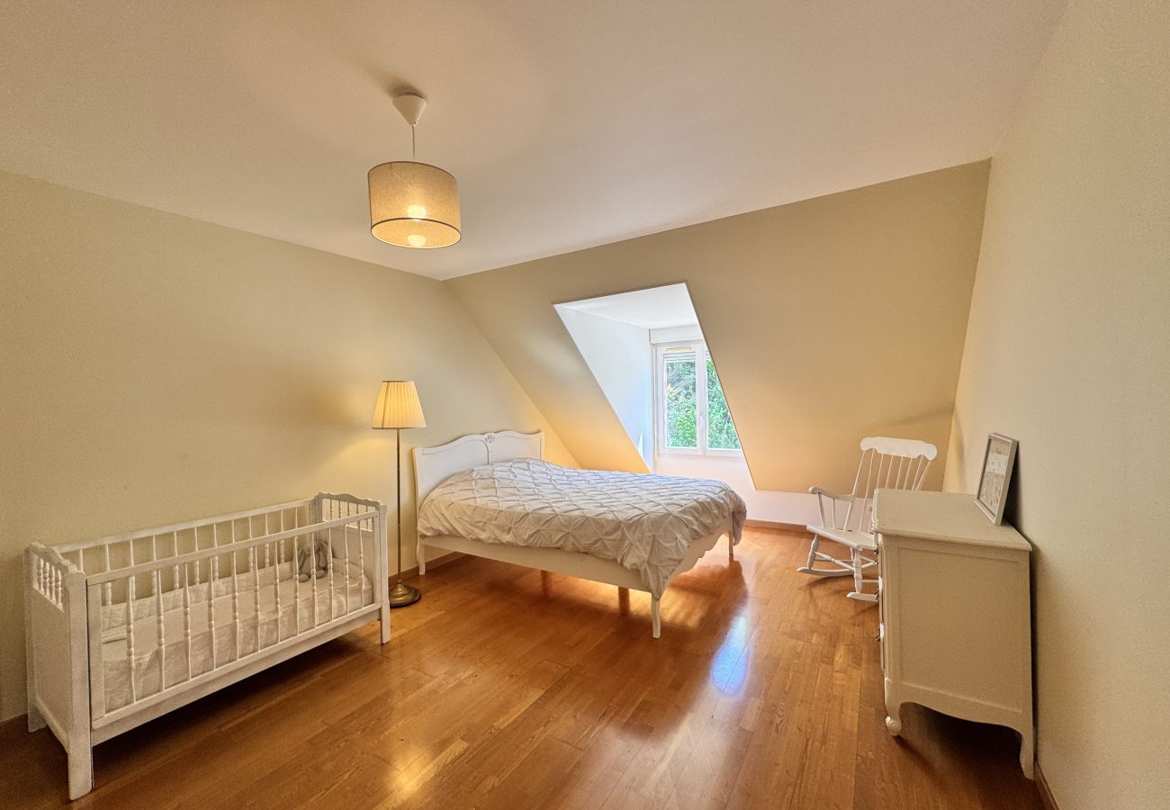 Chambre avec vue sur la piscine. 