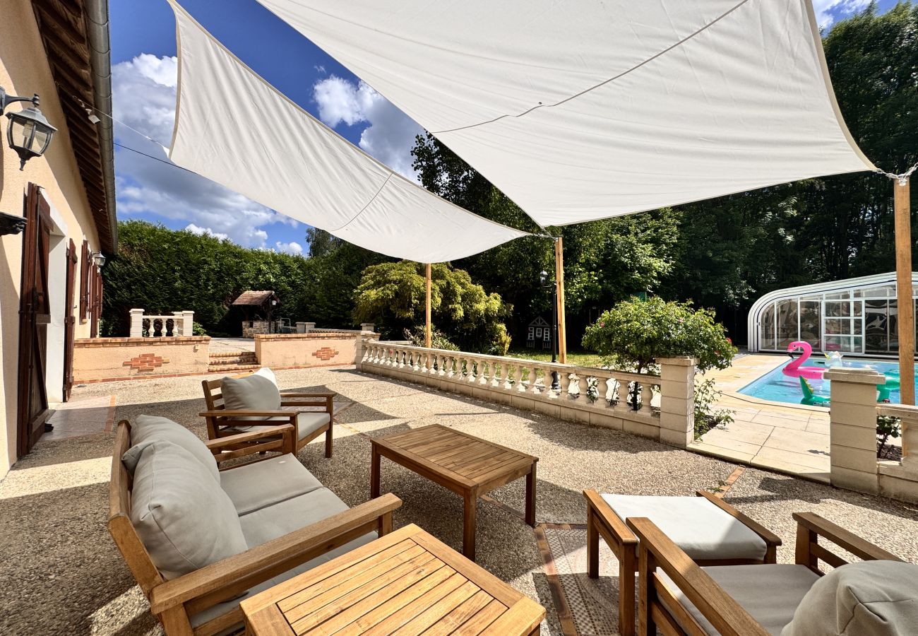 Salon de jardin et table de repas. 