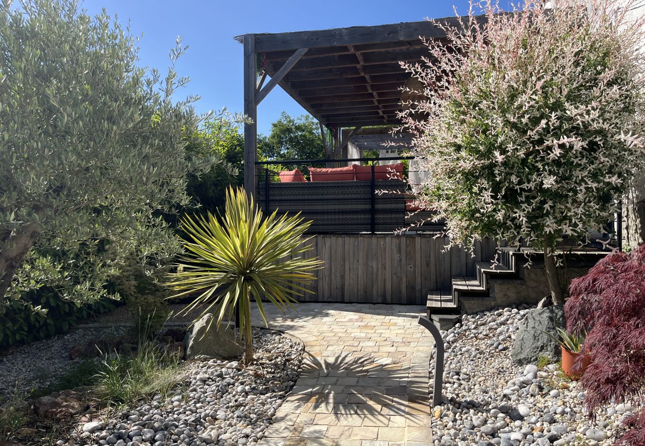Maison à La Milesse - Entre Pins et Oliviers - jacuzzi - pétanque